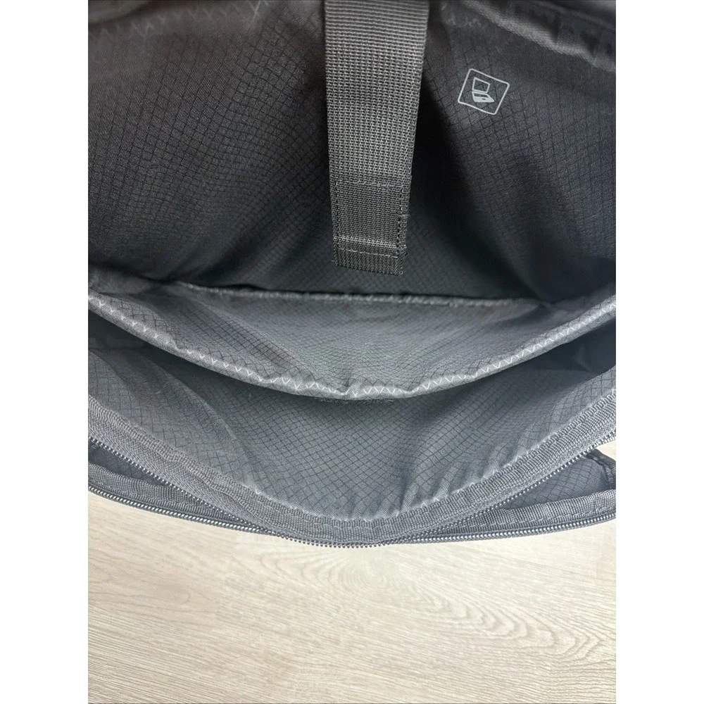 Samsonite Modern Utility Messenger Bag‎ Laptop, Black Sleek Design Dividers